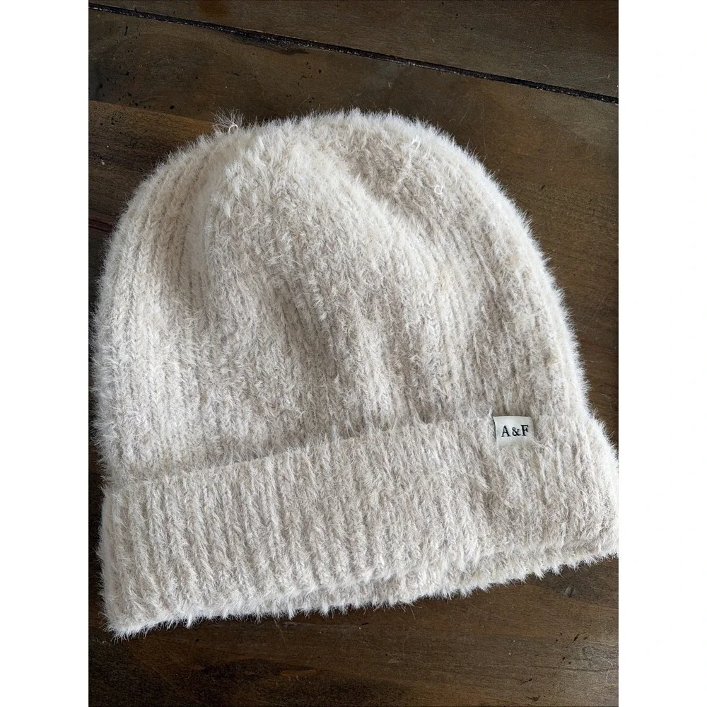 Abercrombie & Fitch Fuzzy Knit Beanie Womens Size OS Cream Slouchy Soft Eyelash